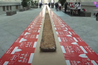 Es una costumbre que se repite todos los años. El turrón mide unos cincuenta metros de largo y se realiza con doscientos kilos de chocolate