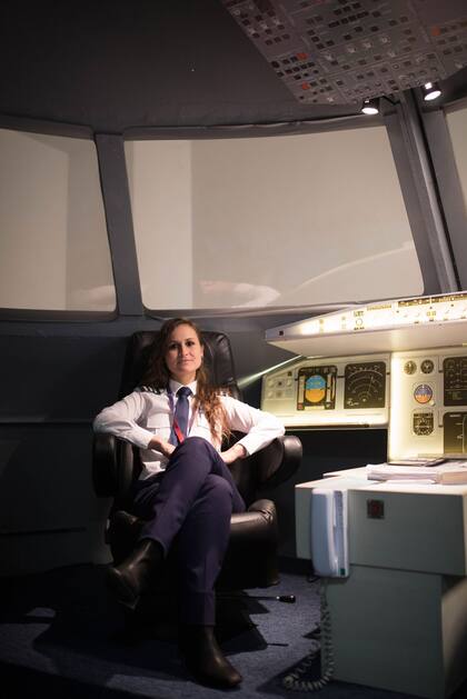 Es una de las cuatro copilotas de aviones Airbus 320 de LATAM Argentina