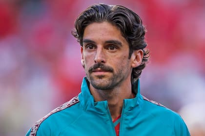 Es una de las sensaciones de la Copa del Mundo. Por su capacidad para desequilibrar –a los 26 años, el delantero portugués que actualmente juega en el Sporting de Lisboa en la selección lusa se luce al lado de Cristiano Ronaldo– y por su facha, que levanta suspiros en todos los estadios. Desde su reciente salto al mundo de la moda en campañas y tapas de revistas, Francisco se ganó el reconocimiento de fashion boy, una legión de seguidores en redes sociales y un amor: está en pareja con Costança Farinha, a quien presentó oficialmente en un posteo de Instagram cuando su equipo salió campeón el año pasado