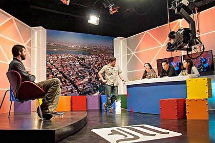 Es una iniciativa de la organización Mundo Villa; el programa se emite una vez por semana por Diputados TV