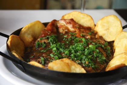 Es una parrilla bodegón donde no faltan los platos típicos como este matambrito de cerdo al verdeo.