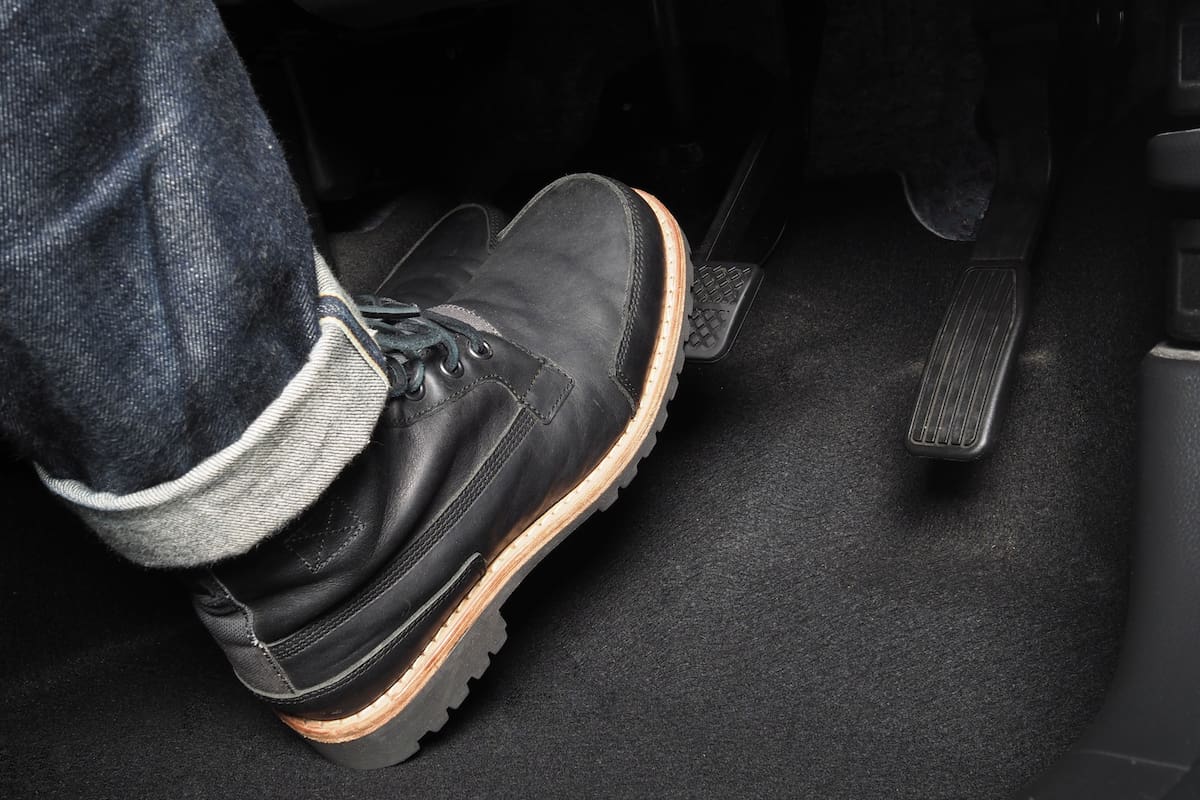 Es una señal de tránsito reglamentaria