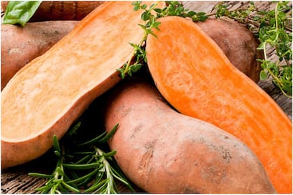 Es una verdura rica en hidratos de carbono, minerales como potasio y magnesio, folatos, vitaminas A, C, E, B1, B6, antioxidantes, fibra y betacarotenos