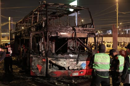 Es uno de los incendios más graves y letales registrados en un transporte público en la capital peruana
