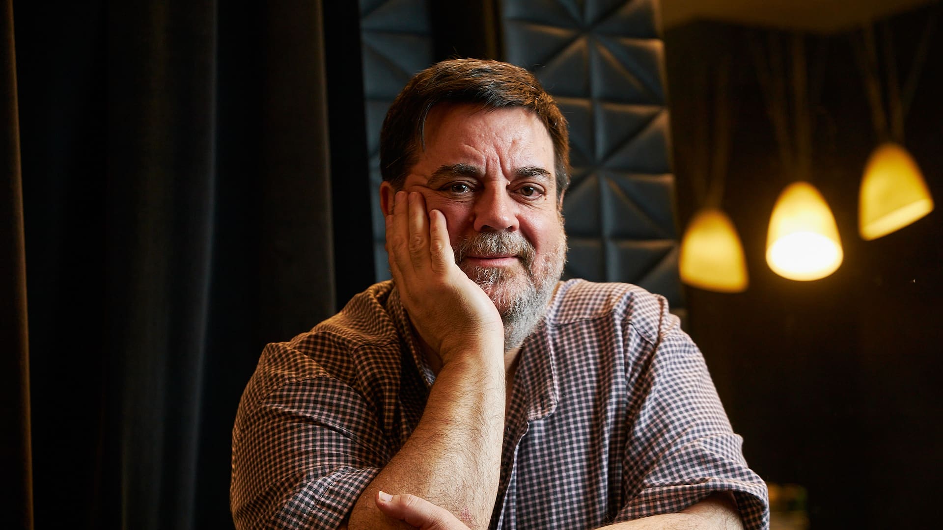 Es uno de los intérpretes más convocados, jamás dejó de hacer teatro y le dio vida a recordados personajes de la ficción televisiva