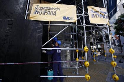 Es uno de los primeros edificios construido en hormigón, lo que permitió alcanzar la altura de 60 metros