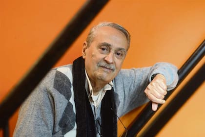 Es uno de los principales referentes de la docencia teatral del país y con su técnica de acciones físicas formó a grandes actores; hoy dirige Un hombre civilizado y bárbaro