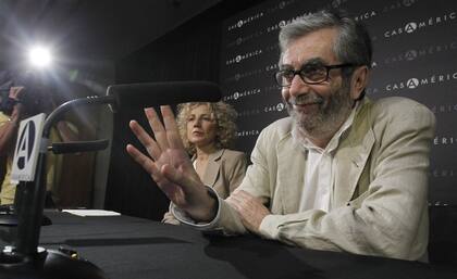 "Un padre es un padre pero una de las cosas buenas que tiene ser padre es ver cómo tus hijos se hacen grandes, ver que tienes esa relación fraternal e igualitaria", opina el escritor