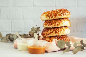 El paso a paso para lograr un pan de queso crujiente con solo cuatro ingredientes y en tiempo récord
