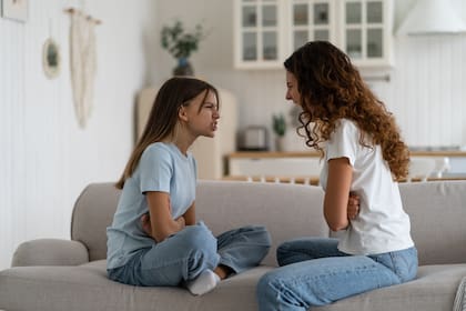 Esa sensación de estar “atrapado” en un vínculo negativo es lo que dispara el eje hipotalámico-pituitario-adrenal (HPA). Para el ADN, no poder escapar de un estresor es la señal más clara de peligro inminente, lo que deriva en una inflamación crónica que el estudio midió a través de la proteína C reactiva