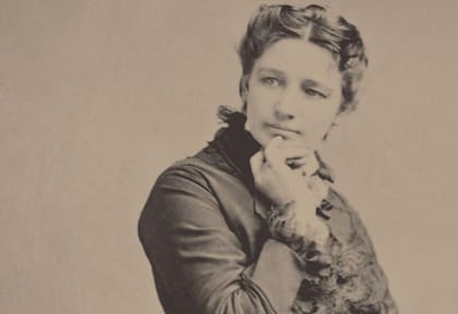 "Esbozaré rápidamente la vida de Victoria Claflin Woodhull, una joven cuya carrera ha sido tan singular como la de cualquier heroína de un romance; cuya habilidad es poco común y cuyo carácter es del tipo más raro; cuyos sufrimientos personales son en sí mismos todo un drama". Reseña biográfica escrita por Theodore Tilton en 1871.