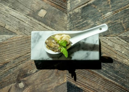 Escabeche de ostras, espuma de mar y manzanas, en Negresco de Palladio