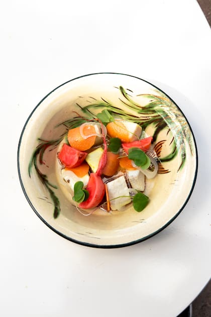 Escabeche de pescado de río y rabanitos.