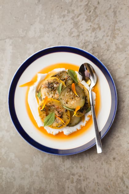 Escabeche de zucchini y queso de cabra.