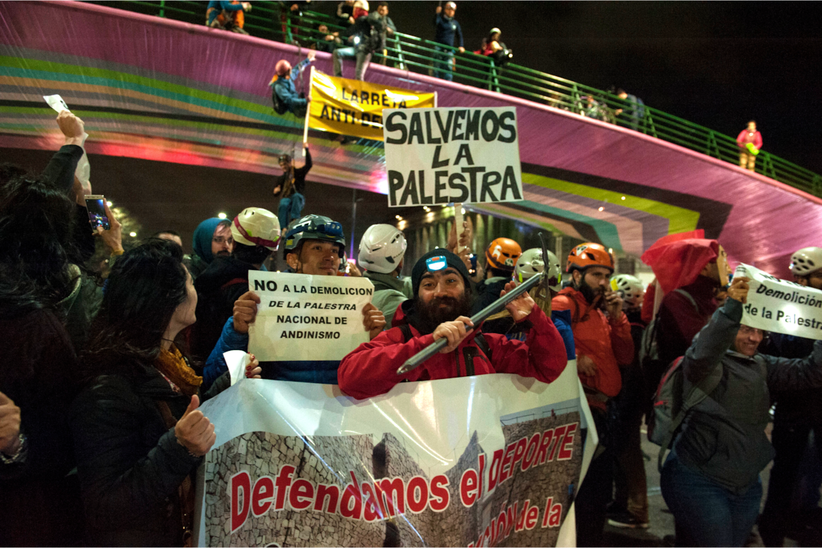 Escaladores del Centro Andino de Buenos Aires (CABA) cortaron anoche la avenida Figueroa Alcorta en defensa de la palestra en donde entrenan