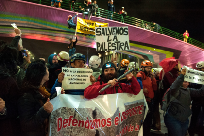 Escaladores del Centro Andino de Buenos Aires (CABA) cortaron anoche la avenida Figueroa Alcorta en defensa de la palestra en donde entrenan
