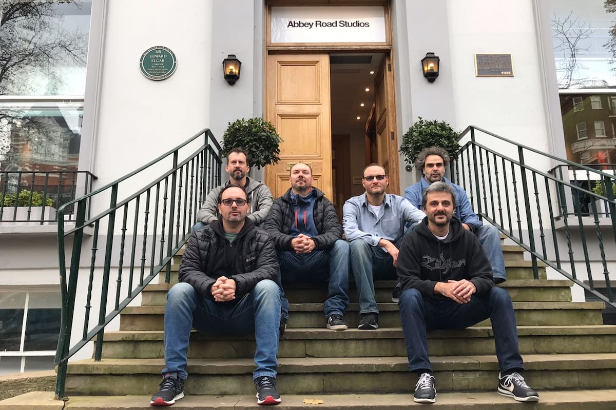 Escalandrum en la entrada de los Estudios de Abbey Road. Nicolás Guerschberg y “Pipi” PIazzolla, al frente. Al fondo, de izquierda a derecha, Gustavo Musso, Mariano Sívori, Damián Fogiel y Martín Pantyrer.