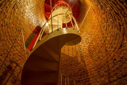 Escalera caracol en el interior del faro de Punta Delgada, en Península Valdés.