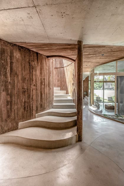 Escalera y piso de hormigón blanco (AFG Constructora).