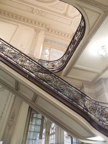 Escaleras e importantes barandas labradas, en el área del piano nobile.