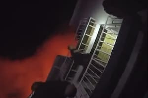 Escaló los balcones de un edificio para rescatar a un bebé de un incendio