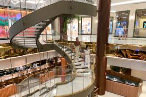 Escalones de mármol y barandas de cristal: Las flamantes galerías buscan posicionarse como las Lafayette de París o el Harrods de Londres, además de devolverle la vida de compras al corazón de Madrid.