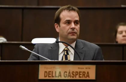 Escándalo con un exdiputado neuquino: quiso cruzar de Chile a Argentina con una caja de balas sin declarar.