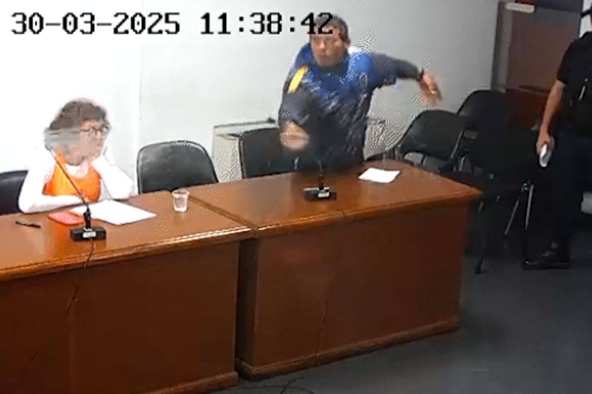 Escándalo durante un juicio en Río Negro: un preso le tiró un vaso de agua al juez y le fracturó un dedo