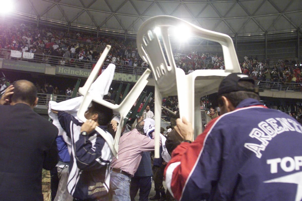 Escándalo: el público chileno lanzó decenas de sillas al campo de juego