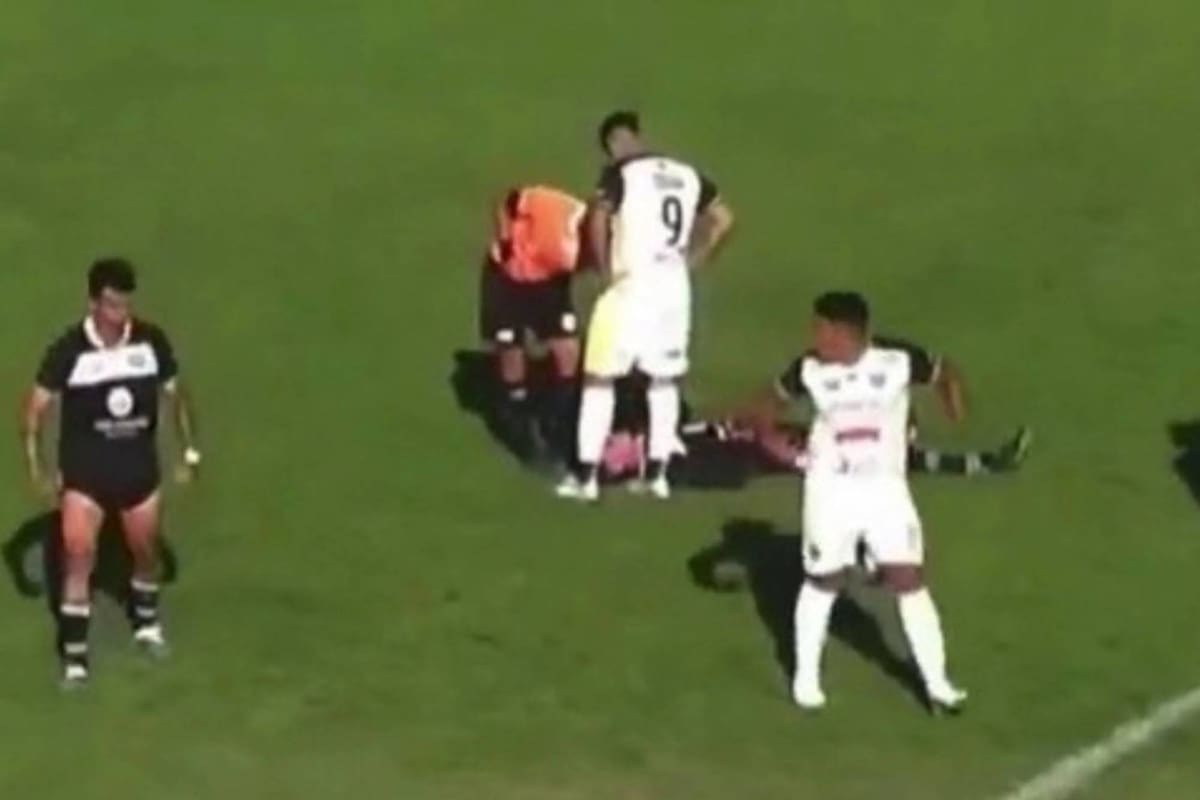 Escándalo en el fútbol de ascenso: un jugador fue detenido luego de hacer gestos racistas contra un contrincante.