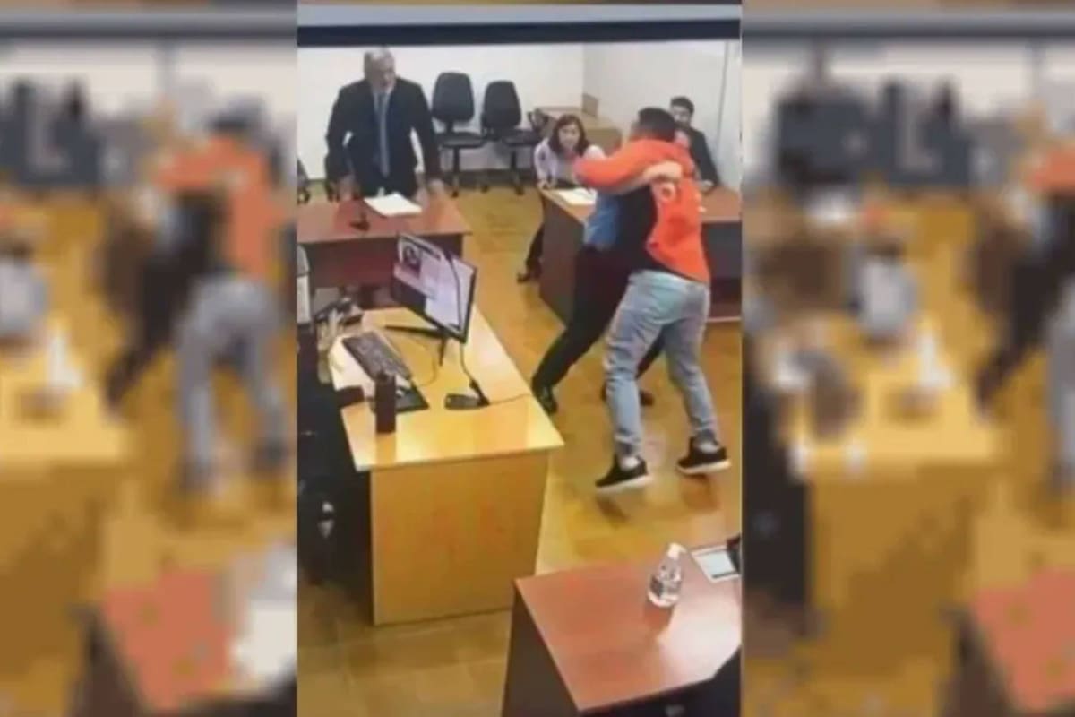 Escándalo en una audiencia en San Juan: un preso intentó atacar al fiscal y rompió un televisor.