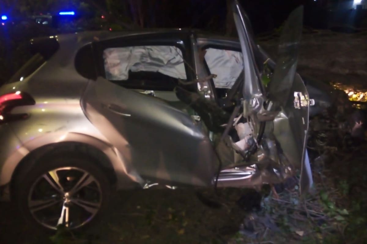 Escapaban en un auto y chocaron contra un árbol en Villa Lugano
