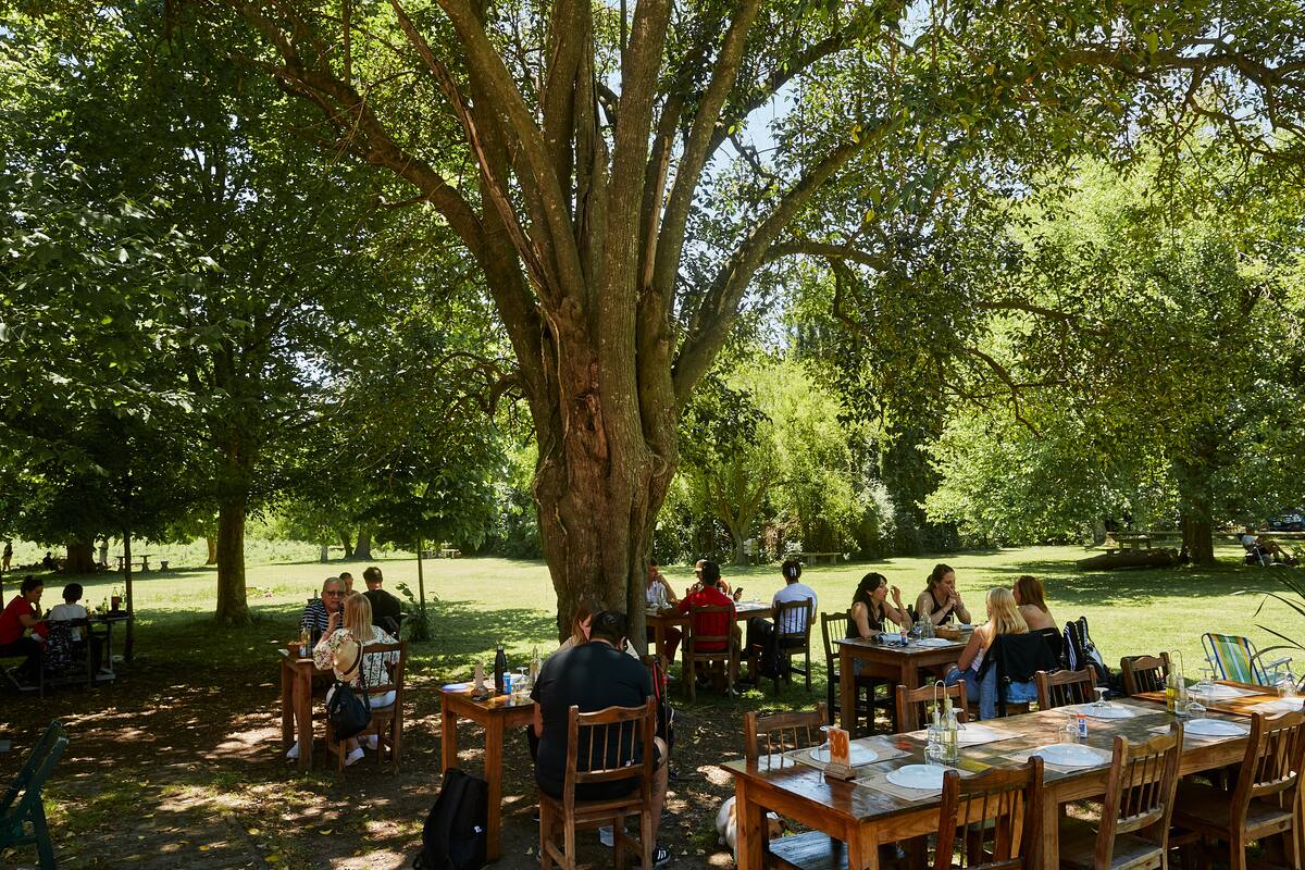 Escapada: La Posta del Camino Real en el ingreso a Villa Ruiz ofrece lechón al horno y una amplia parrillada en un marco campestre