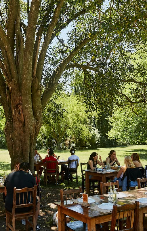 Escapada: La Posta del Camino Real en el ingreso a Villa Ruiz ofrece lechón al horno y una amplia parrillada en un marco campestre