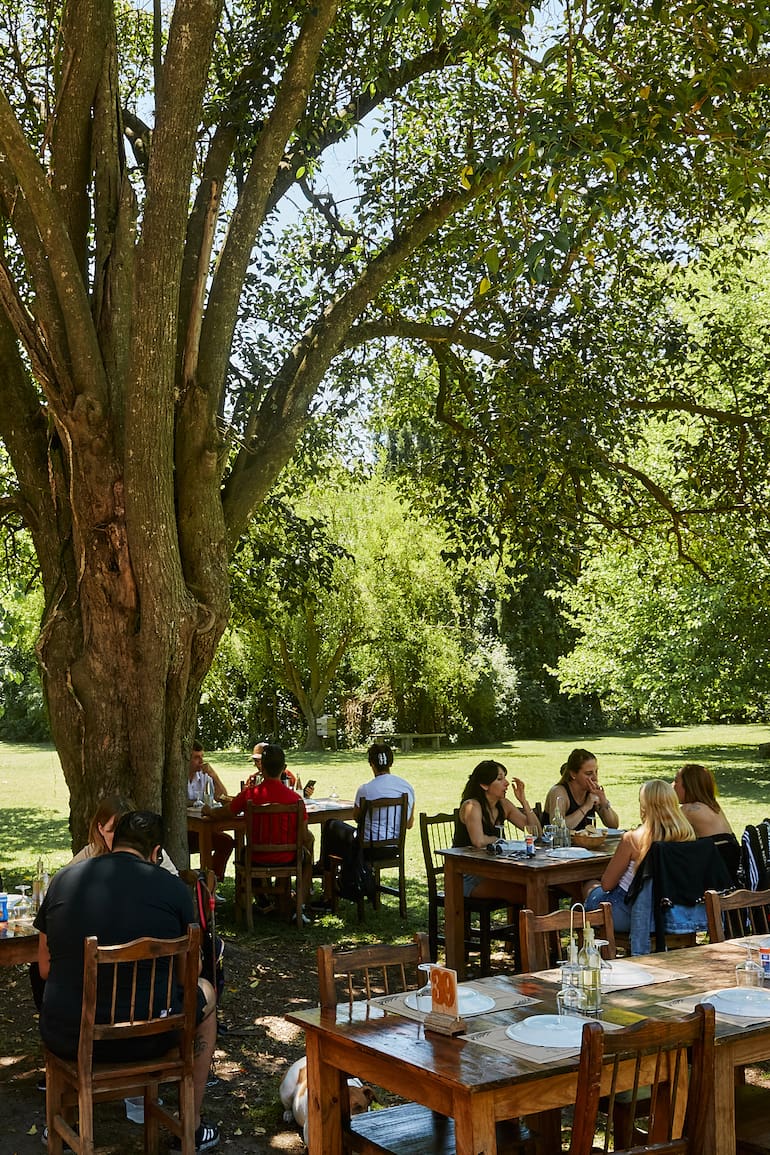 Escapada: La Posta del Camino Real en el ingreso a Villa Ruiz ofrece lechón al horno y una amplia parrillada en un marco campestre
