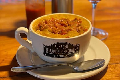 El locro se empieza a preparar el 24