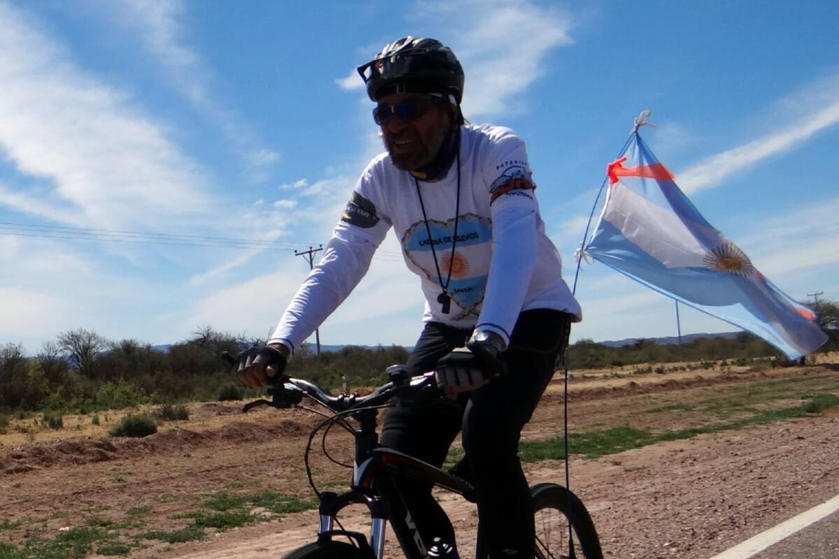 Escapó de un hospital, casi muere y hoy recorre el país gracias a su donante.