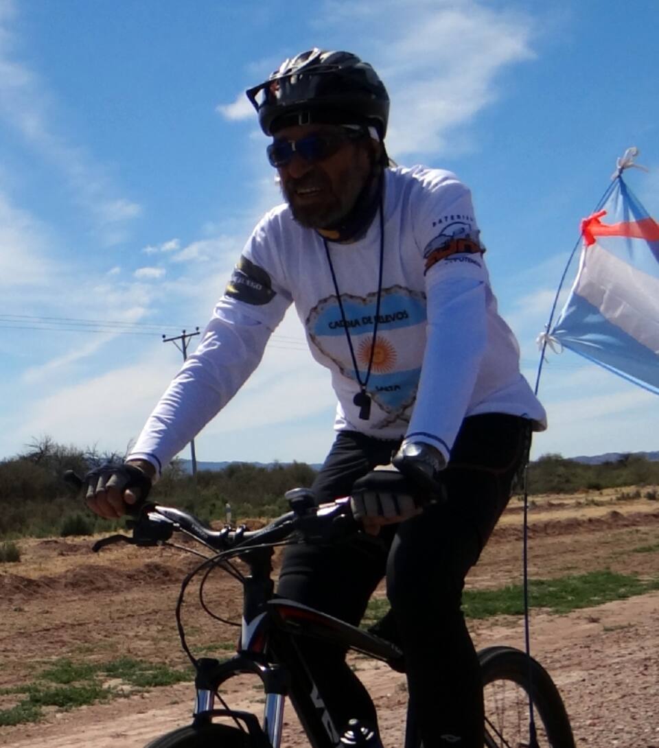 Escapó de un hospital, casi muere y hoy recorre el país gracias a su donante.