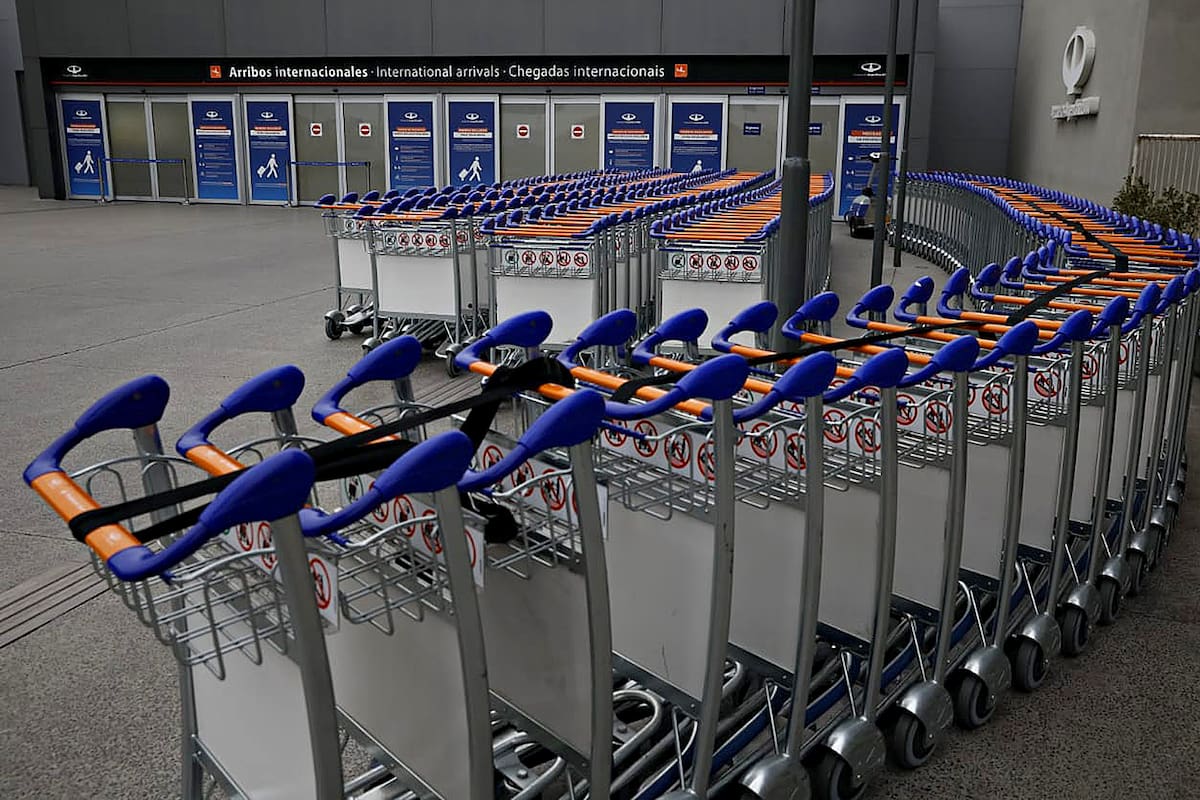 Escaso movimiento de pasajeros en el aeropuerto de Ezeiza debido a las restricciones impuestas por el gobierno nacional