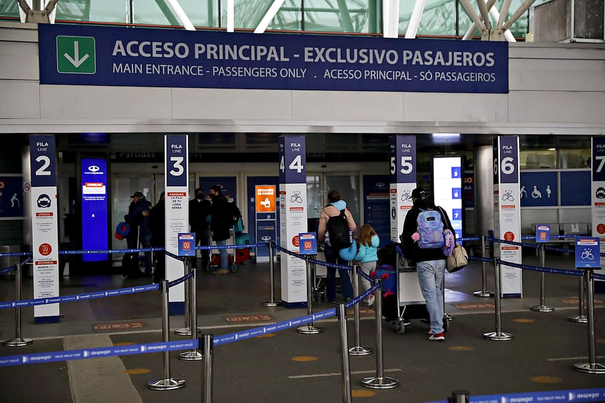 Escaso movimiento de pasajeros en el aeropuerto de Ezeiza debido a las restricciones impuestas por el gobierno nacional