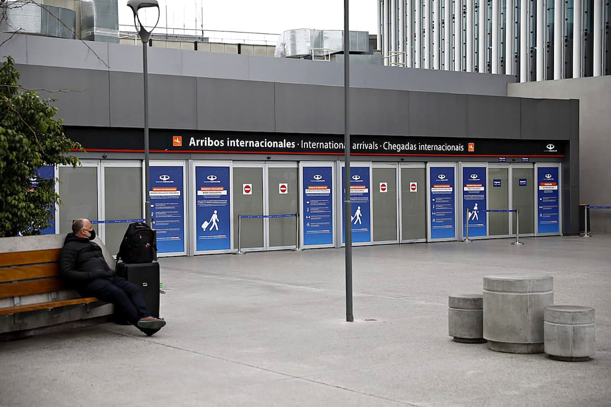 Escaso movimiento de pasajeros en el aeropuerto de Ezeiza debido a las restricciones impuestas por el gobierno nacional