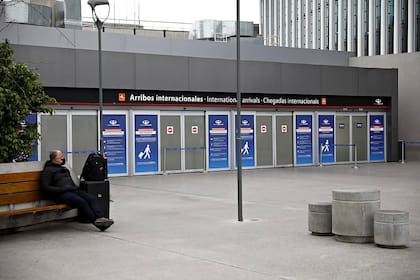 Escaso movimiento de pasajeros en el aeropuerto de Ezeiza debido a las restricciones impuestas por el gobierno nacional