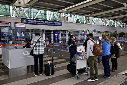 Escaso movimiento de pasajeros en el aeropuerto de Ezeiza debido a las restricciones