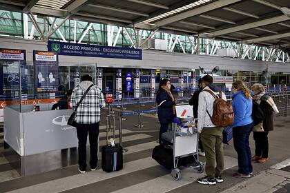 Escaso movimiento de pasajeros en el aeropuerto de Ezeiza debido a las restricciones