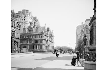 Escena callejera en la Quinta Avenida, con vista hacia el norte; a la izquierda, la mansión de Cornelius Vanderbilt, y al fondo, a la izquierda, el hotel Plaza. Ciudad de Nueva York, Nueva York, EE. UU., Detroit Publishing Company, 1910. (Foto: Circa Images/GHI/Universal History Archive/Universal Images Group a través de Getty Images)