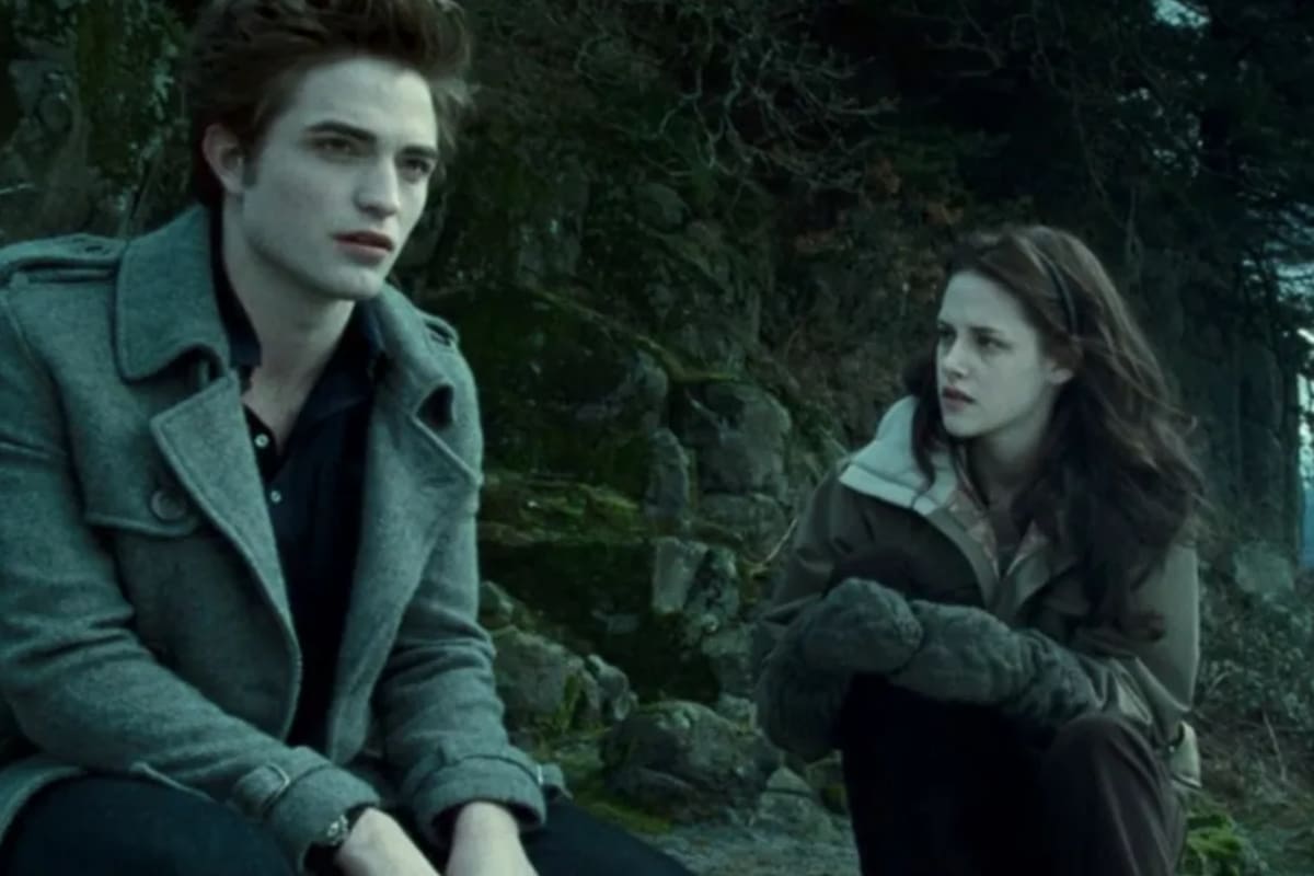 Escena de Crepúsculo, con Robert Pattinson y Kristen Stewart