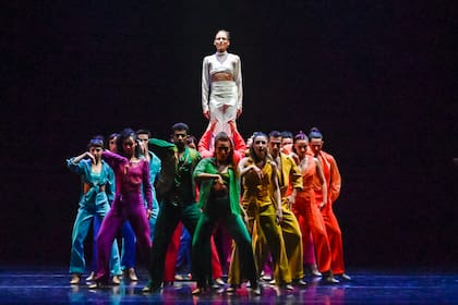 Escena de "Cromático", por el Ballet Contemporáneo del Teatro San Martín, obra que continúa en cartel hasta el 16 de noviembre, en programa compartido con "El eco de las manos"