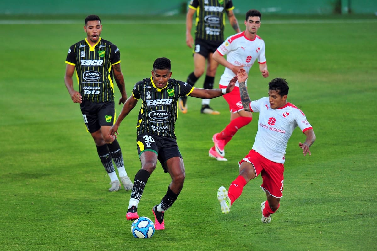 Escena de juego del empate en cero entre Independiente y Defensa y Justicia.