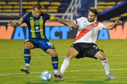 Escena de juego del partido entre River Plate y Rosario Central.