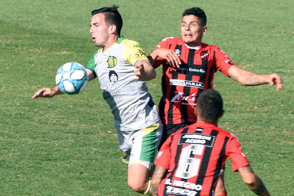 Escena de juego del partido que disputan Patronato y Aldosivi.